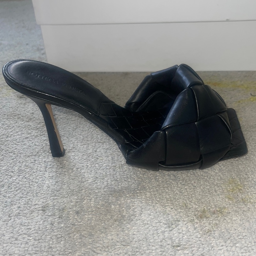Bottega Sandal, slightly worn , great condition